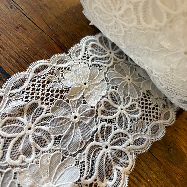 Ivory / Greige Vintage Floral “Daisy” Nottingham Leaver's Lace (13cm Wide)- 1m