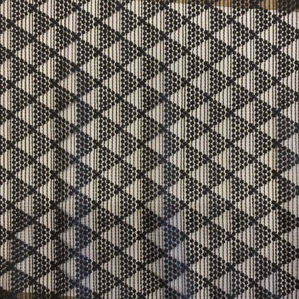 Tissu en dentelle maille extensible à motif triangle noir 1m