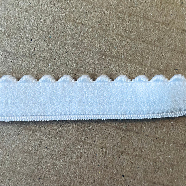Reliure élastique blanche à bords festonnés de 10/12 mm avec dos en peluche - (10 m)