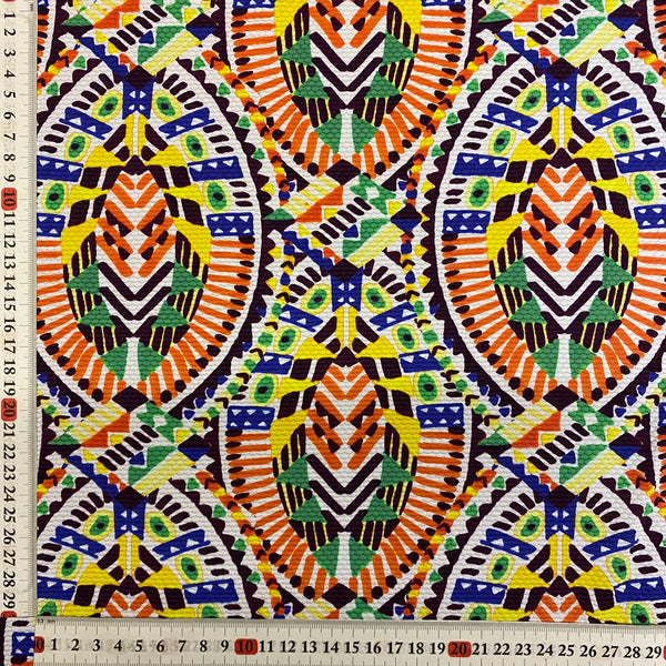 Tissu Lycra extensible multicolore à imprimé gaufré avec bouclier tribal, 1 m